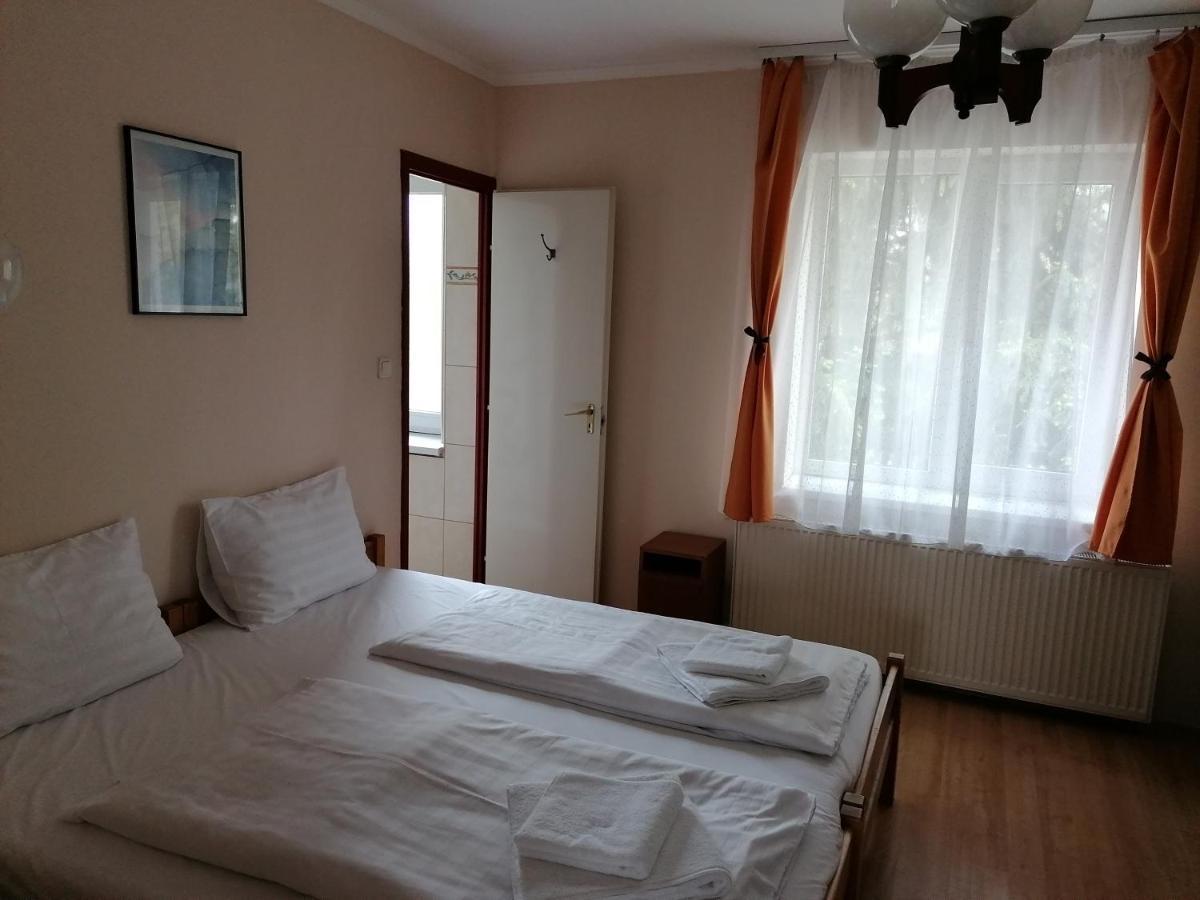 Hullam Panzio Bed & Breakfast Hajdúszoboszló Екстериор снимка