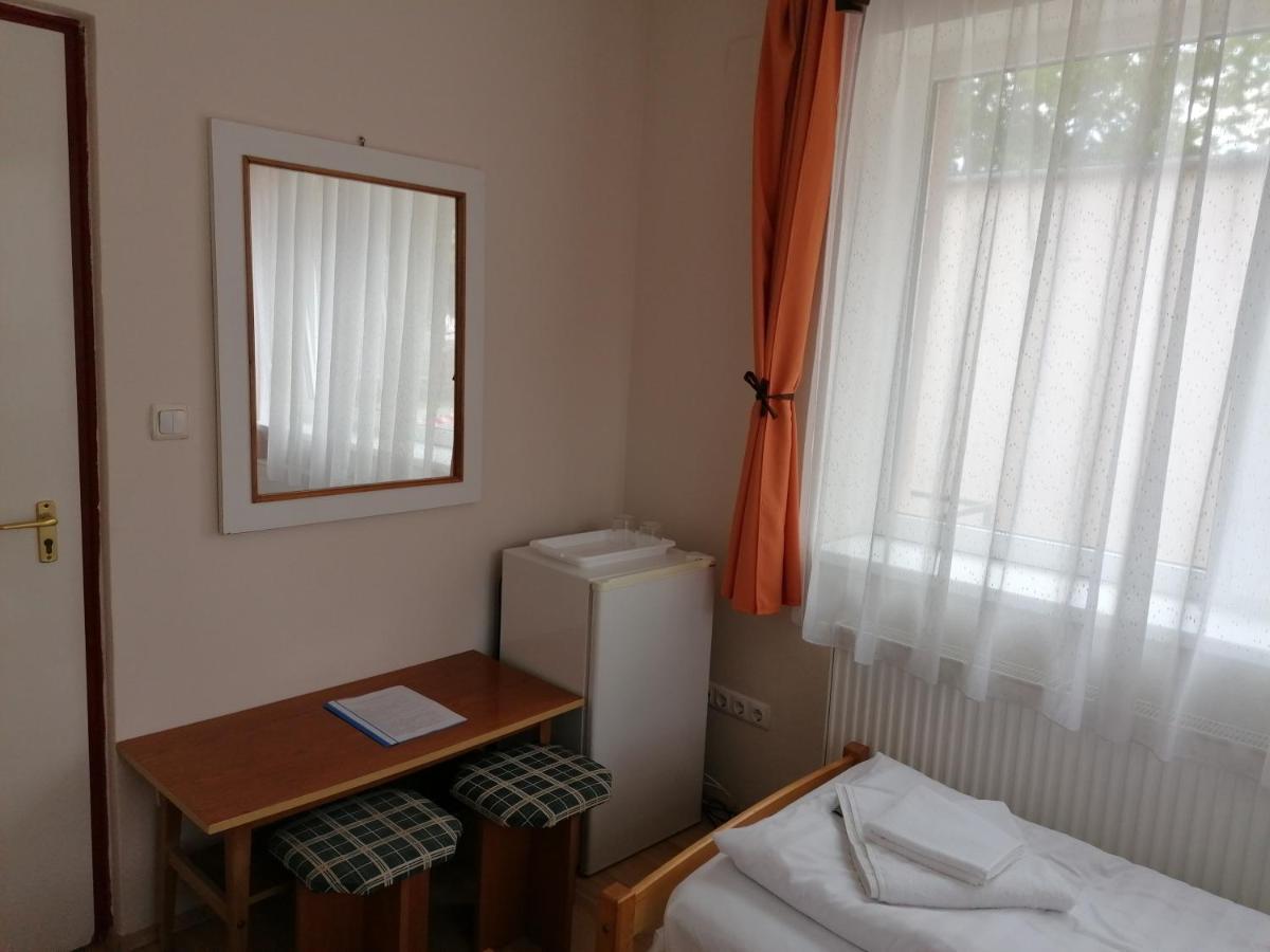 Hullam Panzio Bed & Breakfast Hajdúszoboszló Екстериор снимка